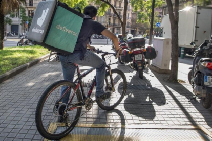 Repartidor de la empresa Deliveroo.-FERRAN SENDRA