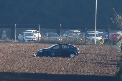 El coche en el que viajaba el hombre enmascarado que ha intentado asaltar un cuartel militar en Bélgica.-AFP / BRUNO FAHY