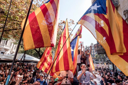 Banderas frente a la Consejería de Economía de Cataluña-RICARD FADRIQUE