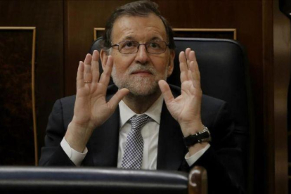 Mariano Rajoy gesticula durante el debate de investidura de Pedro Sánchez, el 2 de marzo.-JOSÉ LUIS ROCA