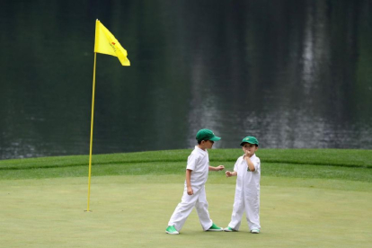 Unos niños juegan en el campo de Augusta.-AFP