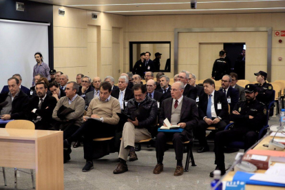 El expresidente de Bankia Rodrigo Rato (d, primera fila) junto al resto de acusados, durante la primera sesión del juicio por la salida a bolsa de la entidad en el 2011 que se celebra en la Audiencia Nacional.-EFE