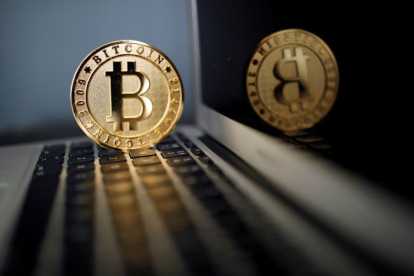 Una ilustración de la moneda virtual bitcoin.-BENOIT TESSIER (REUTERS)
