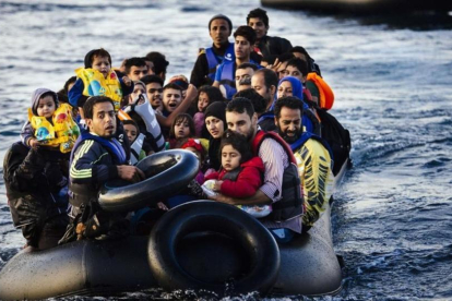Un grupo de refugiados llegan a la isla de Lesbos en Grecia en octubre del 2015.-DIMITAR DILKOFF