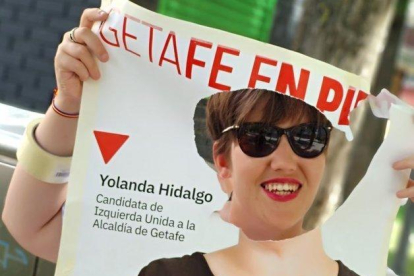La candidata de IU a la Alcaldía de Getafe, Yolanda Hidalgo, hace un photocall con un cartel del que habían recortado su cara.-TWITTER