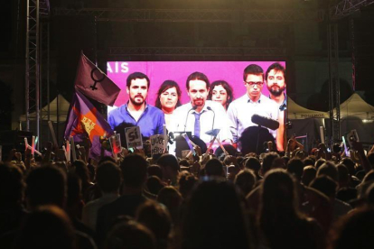 Simpatizantes de Unidos Podemos escuchan las declaraciones de su líder Pablo Iglesias durante su comparecencia ante la prensa tras conocer los resultados de las elecciones generales.-EFE
