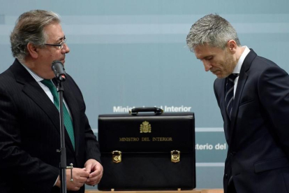 El nuevo ministro del interior, Fernando Grande-Marlaska, recibe la cartera de manos de su antecesor, Juan Ignacio Zoido.-/ OSCAR DEL POZO