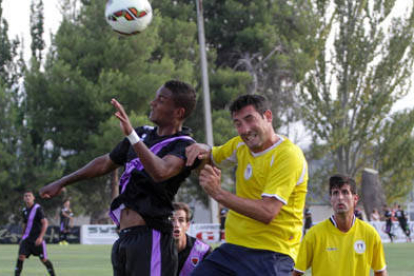 El canterano Edipo pugna por un balón con un rival. / ÁREA 11-