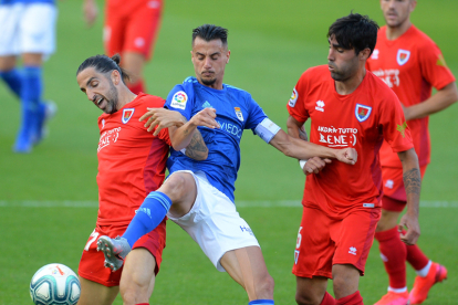 Mateu protege el balón, ayer, durante el partido entre el Numancia y el Real Oviedo. LaLiga.