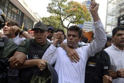 El líder opositor Leopoldo López, en el centro, en una manifestación en Caracas en febrero del 2014.-AFP / JUAN BARRETO