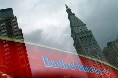 Un edificio se refleja en una ventana de una sucursal de Bank of America en Nueva York.-EFE / ANDREW GOMBERT