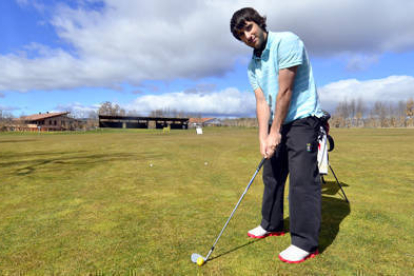 El soriano Daniel Berná durante un entrenamiento en el Club de Golf Soria. / ÁLVARO MARTÍNEZ-