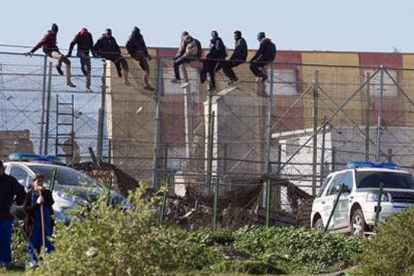 Inmigrantes en la valla de Melilla, el 30 de diciembre.-Foto: STRINGER / REUTERS