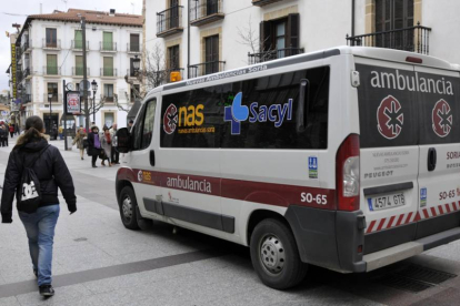 Imagen de arhivo de una ambulancia en Soria.-ÁLVARO MARTÍNEZ