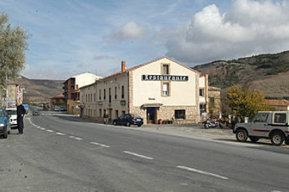 La carretera N-II a su llegada a Medinaceli/ VALENTÍN GUISANDE-