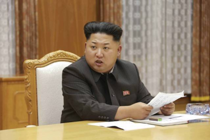 El líder norcoreano Kim Jong Un durante la reunión de emergencia de la Comisión Militar Central de Corea del Norte.-Foto: KCNA / REUTERS