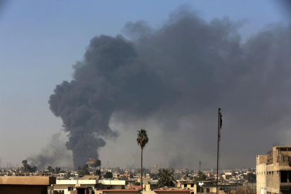 Una columna de humo se eleva en Mosul.-KHALID MOHAMMED
