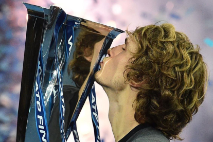 Zverev besa el trofeo de la Copa de Maestros que conquistó en la final ante Djokovic-AFP