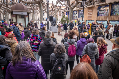 Concentración, ayer, convocada por el Consejo de las Mujeres de Soria, en la plaza de las Mujeres. GONZALO MONTESEGURO