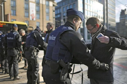 Control policial en Bruselas el pasado 22 de marzo después de los atentados.-REUTERS / CHRISTIAN HARTMANN