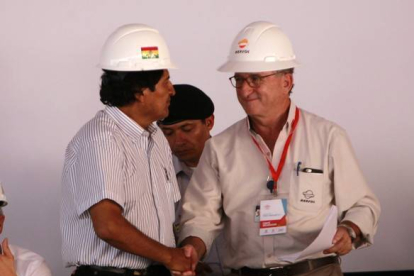 El presidente de Bolivia, Evo Morales, estrecha la mano la presidente de Repsol, Antoni Brufau, el viernes en Campo Margarita.-Foto: EFE / MARTIN ALIPAZ