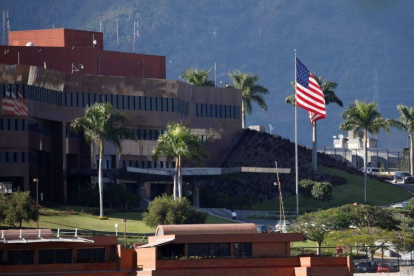La bandera de los EEUU se ve en las afueras de la Embajada en Caracas-CARLOS GARCIA RAWLINS (REUTERS)