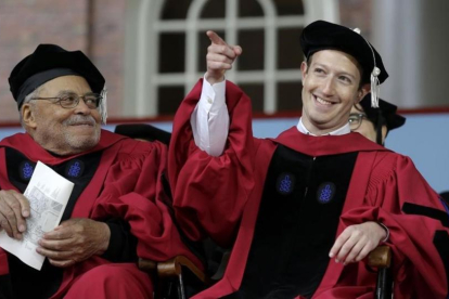 Mark Zuckerberg, el fundador de Facebook, en el acto de graduación de la Universidad de Harvard.-AP