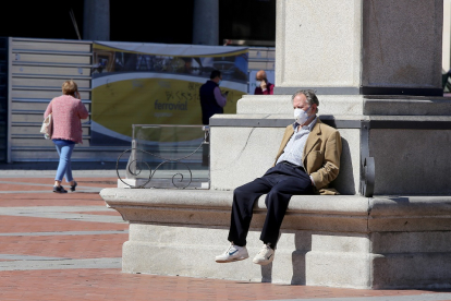 Un hombre descansa en la Plaza Mayor de Valladolid. - E.M.