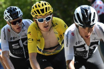 Egan Bernal protege a sus jefes de filas en Sky, Geraint Thomas y Chris Froome, en la dura subida de Alpe dHuez.-AFP / JEFF PACHOUD