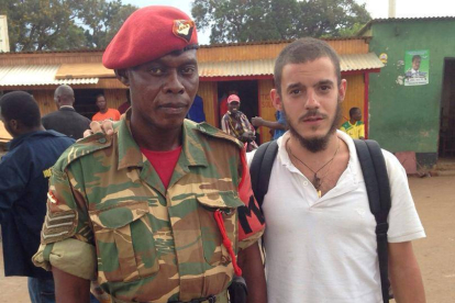 Nacho Cosmen Lafuente junto a un militar en Zambia.-