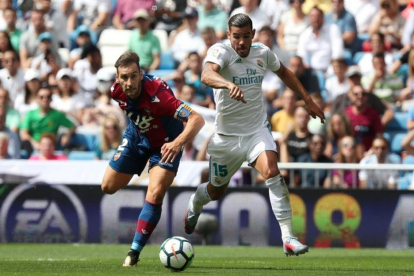Theo e Iván López disputan un balón en el encuentro entre el Madrid y el Levante.-REUTERS