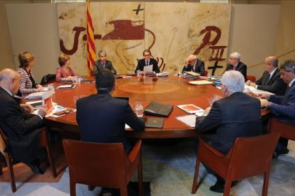 El president en funciones, Artur Mas, en una reciente reunión con su consell de Govern.-RICARD CUGAT
