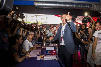 Josep Maria Bartomeu ha sido el primero de los cuatro candidatos en depositar su voto en la urna.-Foto: JORDI COTRINA