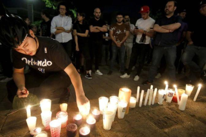 Familiares y amigos de los tres estudiantes asesinados durante una vigilia frente a la casa del gobernador del estado de Jalisco el 23 de abril.-ULISES RUIZ (AFP)