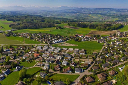 Vista parcial del pueblo suizo de Oberwill-Liel.-