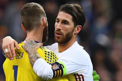 De Gea se abraza a Ramos al acabar el partido en París.-AFP