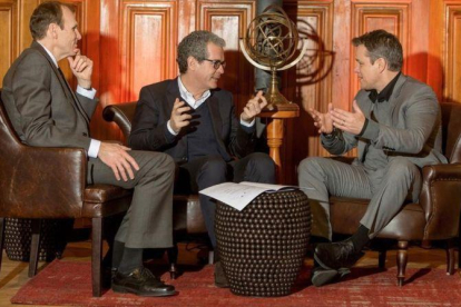 Pablo Isla, en el centro, con Matt Damon, a su derecha, y Gary White, a la izquierda, este jueves en Davos.-