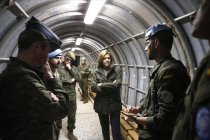Cospedal charla con varios de los militares desplegados en el Líbano.-/ EFE / KIKO HUESCA