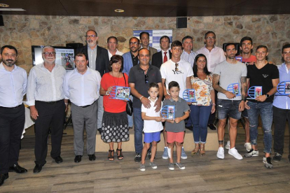 Foto de familia de los ganadores de los trofeos Aúpa Numancia, junto a los patrocinadores de los mismos ayer en el Parador Antonio Machado.-Valentín Guisande