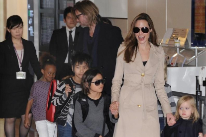 Una imagen de archivo de Brad Pitt y Angelina Jolie con sus hijos.-AP / TORU YAMANAKA