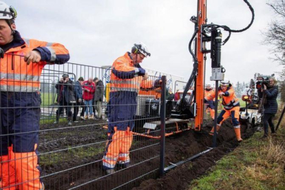 Unos operarios instalan una valla en la localidad danesa de Padborg para delimitar el tránsito de los jabalís procedentes de territorio alemán.-FRANK CILIUS (REUTERS)