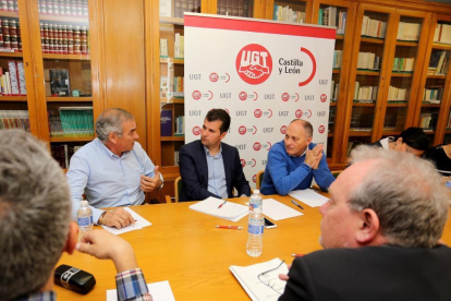 El secretario general del PSOE de Castilla y León, Luis Tudanca, y el secretario general de UGT Castilla y León, Faustino Temprano, celebran una reunión de trabajo-ICAL