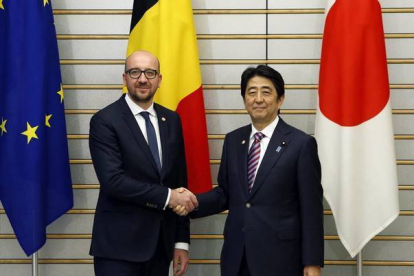 El primer ministro japonés, Shinzo Abe, recibe a su homólogo belga, Charles Michel.-Foto: YUYA SHINO / POOL / EFE