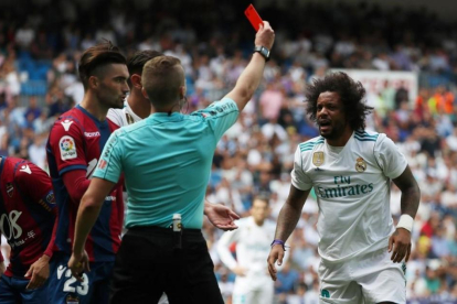 Hernández Hernández expulsa a Marcelo en el Real Madrid-Levante.-SUSANA VERA / REUTERS