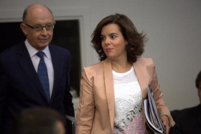 El ministro de Hacienda en funciones, Cristóbal Montoro, y la vicepresidenta del Gobierno en funciones, Soraya Sáenz de Santamaria.-DAVID CASTRO