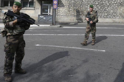 Soldados franceses patrullas fuera de la estación de tren de Marsella.-AP / CLAUDE PARIS