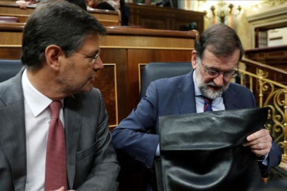 El presidente del Ejecutivo, Mariano Rajoy, junto al ministro de Justicia, Rafael Catalá.-CHEMA MOYA