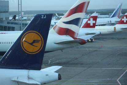 Un avión de Lufthansa (en primer término) y, a su lado, uno de British Airways.-