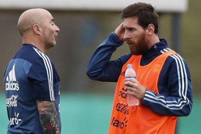 Sampaoli y Messi, en un entrenamiento de la selección argentina.-EFE / DAVID FERNÁNDEZ
