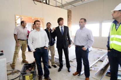 Visita del alcalde de la ciudad, Carlos Martínez Mínguez, a las obras del Centro Logístico de Valcorba. / ÁLVARO MARTÍNEZ-